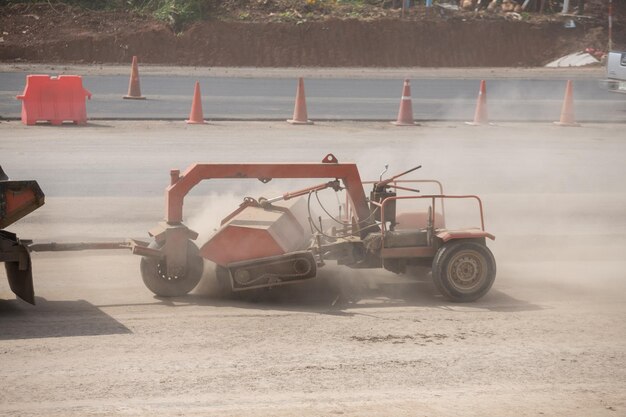 Foto la macchina spazzatrice funzionante macchina per la pulizia delle strade spazzatrice stradale industriale