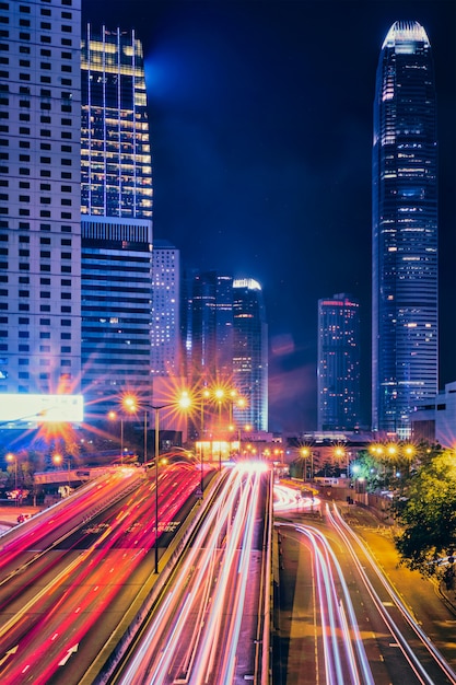 夜の香港の街路交通
