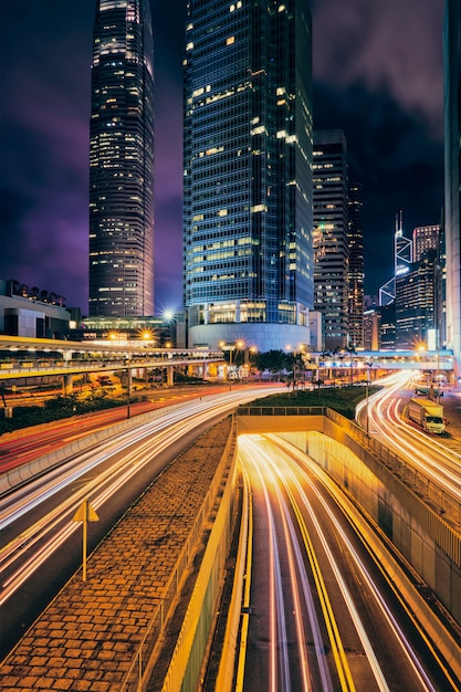 Traffico di strada a hong kong di notte