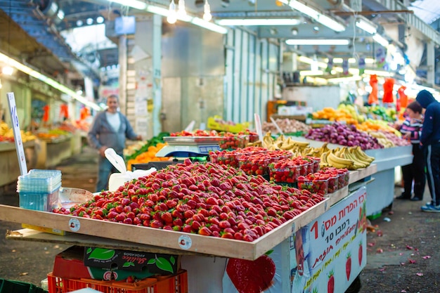 Уличный овощной продовольственный рынок в Израиле Витрина с овощами Тель-Авив Израиль 02142015