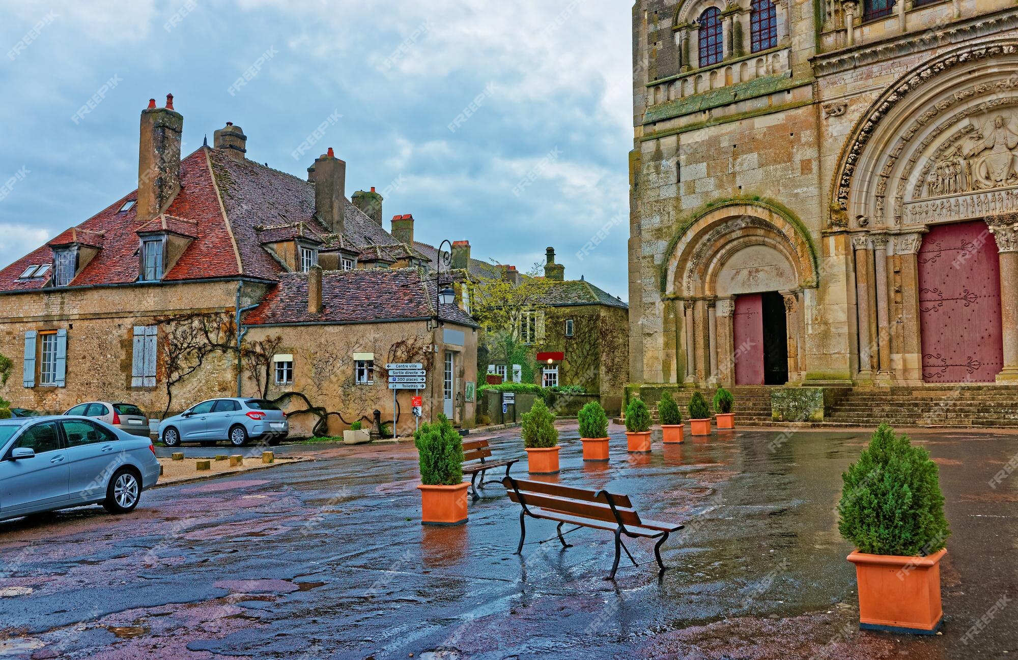 Premium Photo | Street at vezelay abbey in avallon of yonne department in bourgogne franche comte region of france.