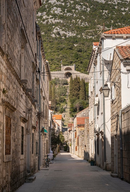 クロアチア、ストンの古代の町のストリートビュー