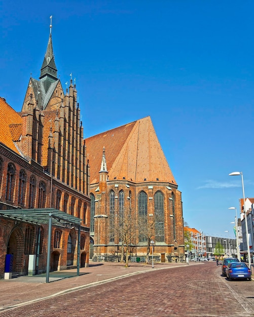 독일 하노버 시장 광장의 구시청사와 시장의 교회(Church on Marketplace)의 거리 전망. 교회 이름은 Marktkirche입니다. 하노버 또는 하노버는 독일 니더작센주에 있는 도시입니다. 관광객