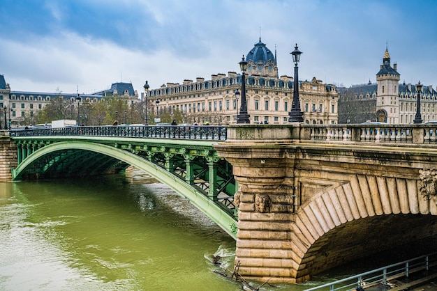 Вид на улицу в историческом центре Парижа, Франция