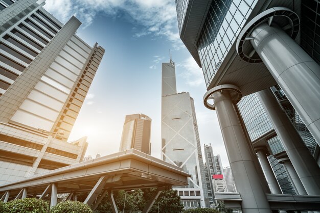 香港のストリートビューと高層ビルのガラス