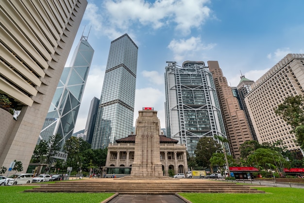 香港のストリートビューと高層ビルのガラス