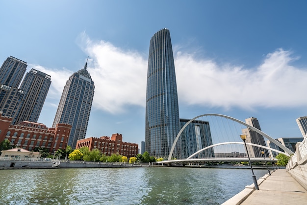 Street view di architettura moderna lungo il fiume haihe a tianjin