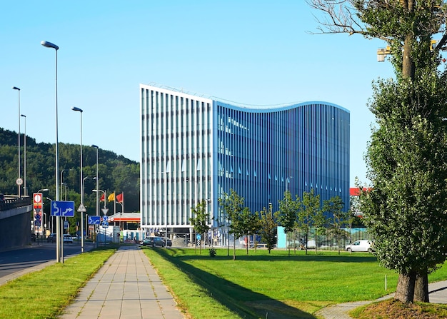 푸른 하늘을 반영하는 현대적인 강철 및 유리 마천루 건물 건축에 대한 스트리트 뷰