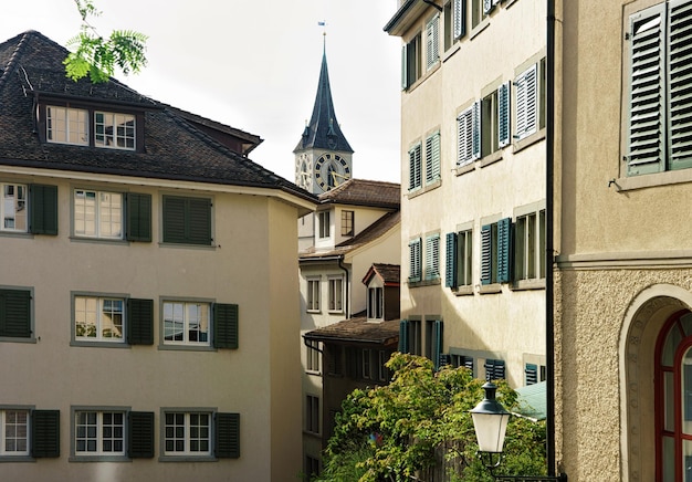 스위스 취리히(Zurich) 시내 중심가에 있는 성 베드로 교회(St Peter Church)의 스트리트 뷰.