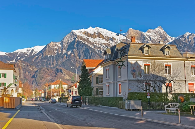 Bad Ragaz 타운의 스트리트 뷰. Bad Ragaz는 스위스의 St. Gallen 주의 도시입니다. 그라우분덴 알프스(Graubunden Alps) 위에 있습니다. 온천 및 휴양 마을은 Tamina 계곡 끝에 있습니다.