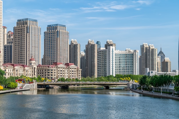 Street View van moderne architectuur langs de rivier de Haihe in Tianjin