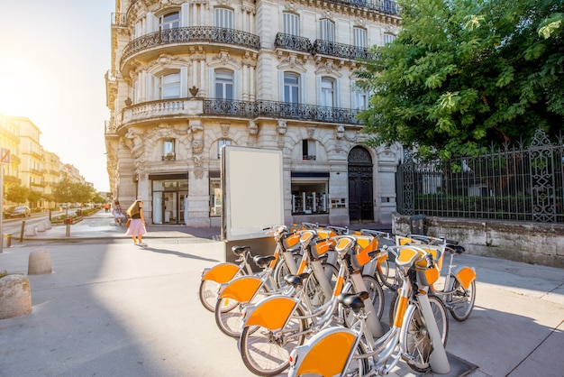 Photo street view with beautiful old buildings and bicycle parking on the foch boulevard during the morning light in montpellier city in france