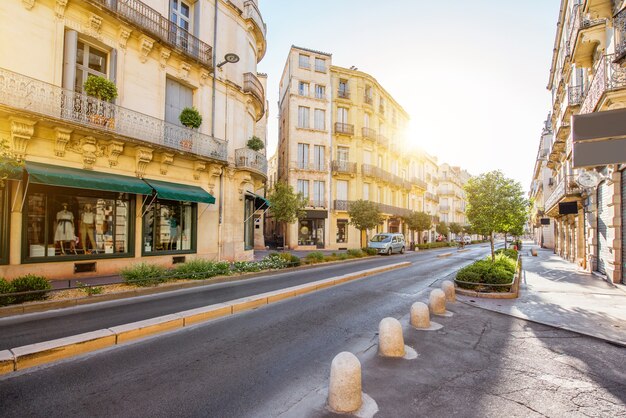 Photo street view with beautiful old luxurois buildings on the foch boulevard during the morning light in montpellier city in occitanie region of france