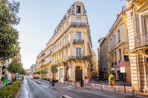 프랑스 옥시타니(Occitanie) 지역의 몽펠리에(Montpellier) 시에서 아침 햇살이 비추는 동안 Foch 대로(Foch boulevard)에 있는 아름다운 오래된 luxurois 건물이 있는 거리 전망