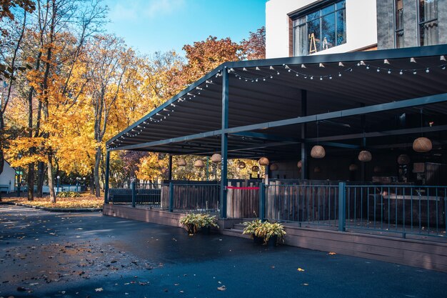 Foto strada con terrazza del caffè in autunno foto concettuale una delle strade d'europa ucraina