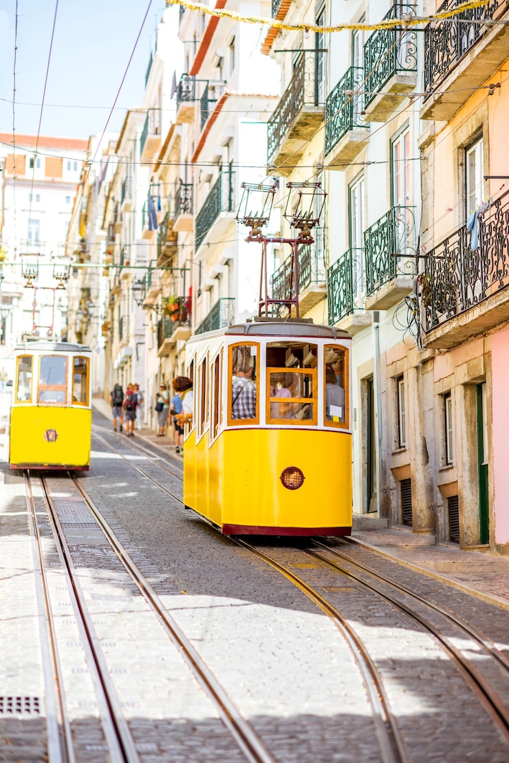 Photo street view with famous yellow funicular tram in lisbon during the sunny day in portugal