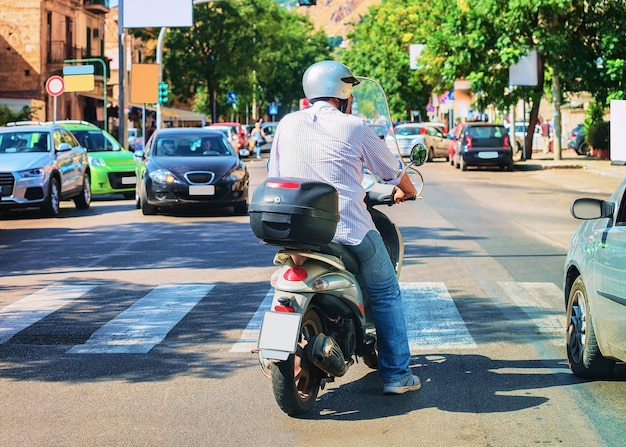 イタリア、シチリア島、パレルモの道路上のスクーターとストリートビュー