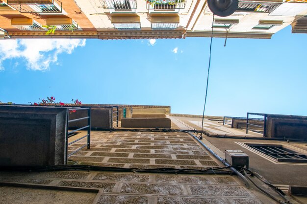 Photo street with balcony in the old summer city in spain