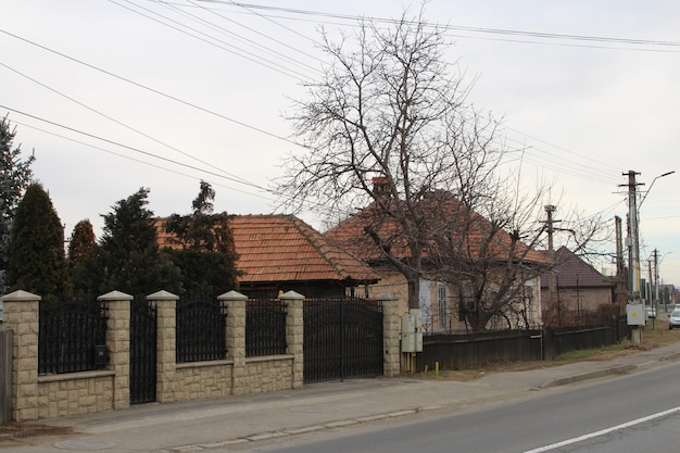 Photo a street with a fence and houses