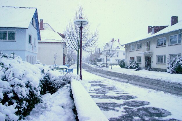 Photo a street with snow on the ground and a sign that says  snow