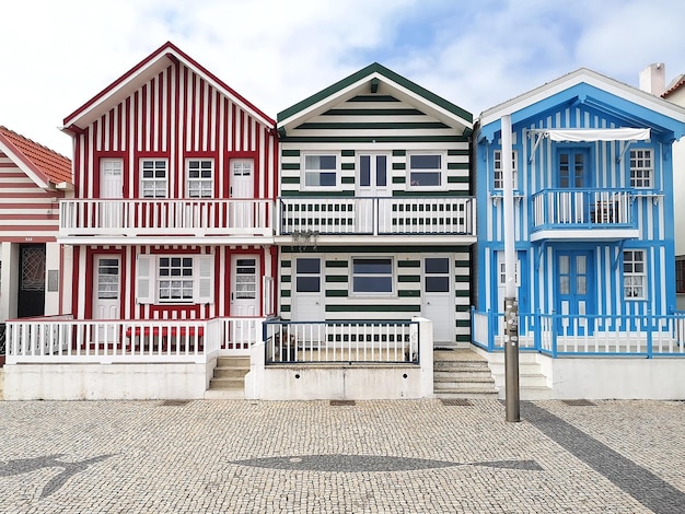 Foto strada con case tipiche di costa nova aveiro, portogallo