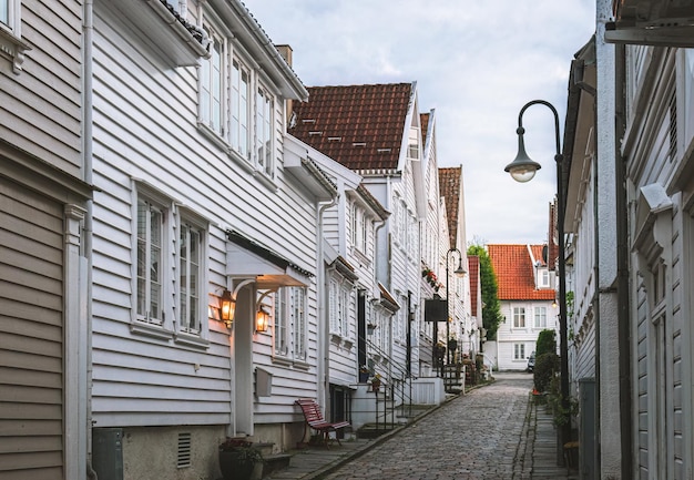 улица с белыми домами старого города Ставангера в Норвегии