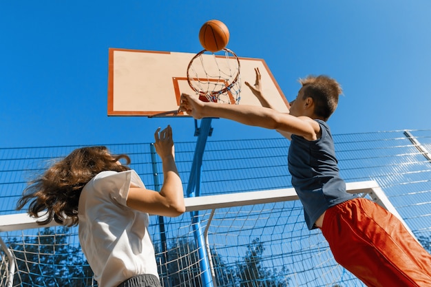 Gioco di basket di streetball con due giocatori