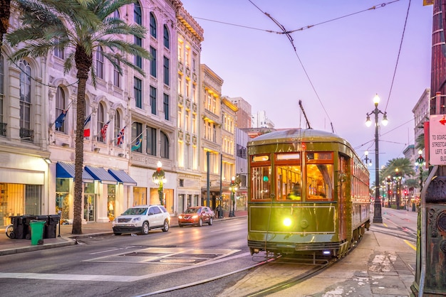 Tram nel centro di new orleans, stati uniti d'america al crepuscolo