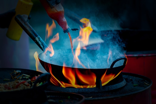 Streetfood koken in een hete koekenpan