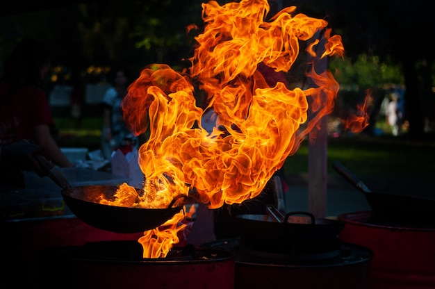 Streetfood koken in een hete koekenpan