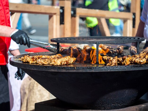 Streetfood koken Vlees braden bij het vuur