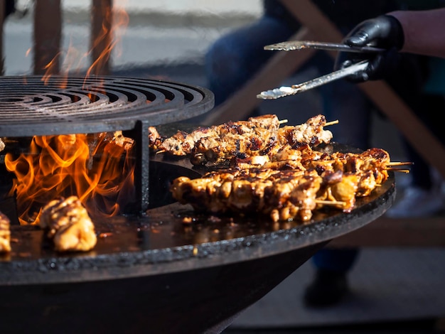 Streetfood koken Vlees braden bij het vuur