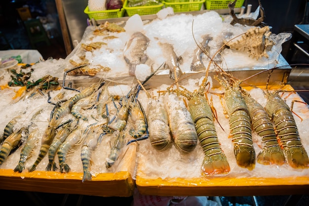 streetfood op Yaowarat Road, Chinatown, Bangkok en proef heerlijk streetfood. Er zijn zeevruchten,