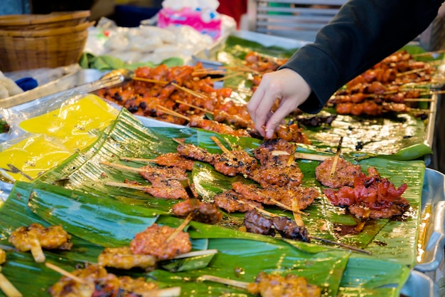 東南アジアの屋台のコンセプトスティックで揚げた食べ物タイ風の食べ物タイの屋台の食べ物バンコク