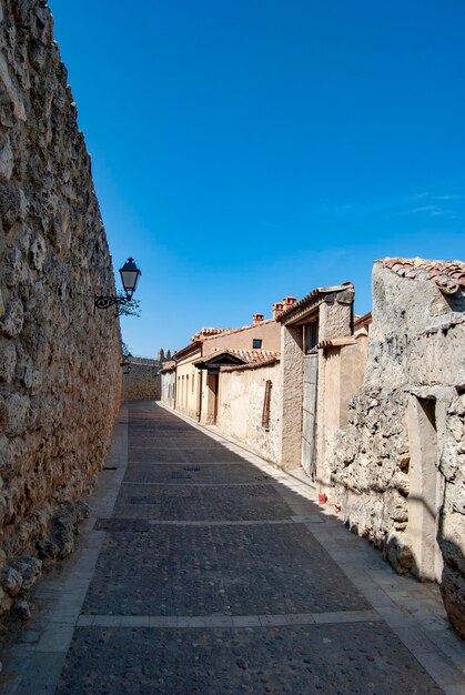 Photo streets and buildings of the medieval village of uruena in province of valladolid spain