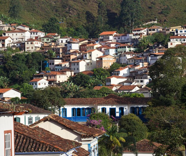 有名な歴史的な町オウロプレト、ミナスジェライス、ブラジルの通り