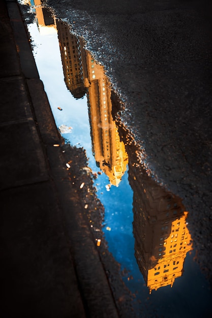 Strade di manhattan. riflessione di grattacieli nelle pozzanghere