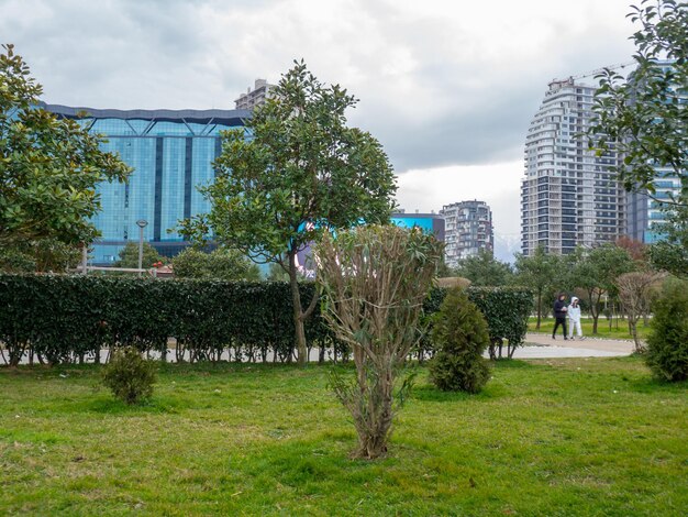 Улицы современного курортного города на Черном море Улицы Батуми Отели на морском курорте зимой Не праздничный сезон Облачная погода в Грузии