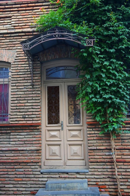 古いトビリシジョージアの美しい木製のドアの通り