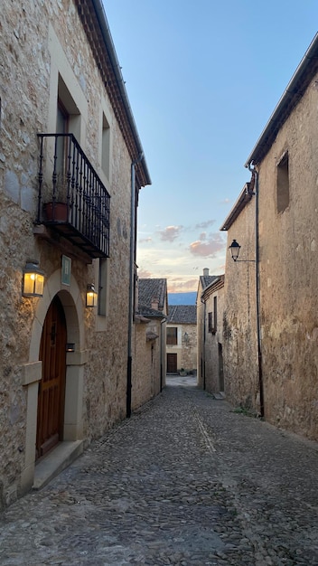 セゴビア、カスティーリャ イ レン、スペインのペドラサの通り。中世の城壁都市、ペドラサ