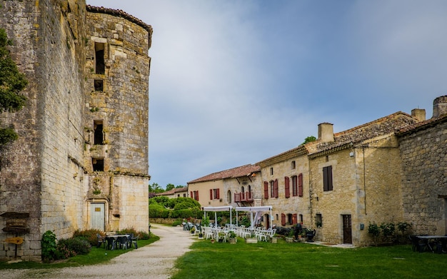 Photo streets of the quaint fortified village of larressingle in the south of france (gers)