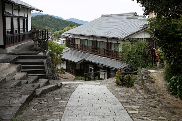 Photo streets and traditional japanese houses at magome juku town along the nakasendo trail in kiso valley
