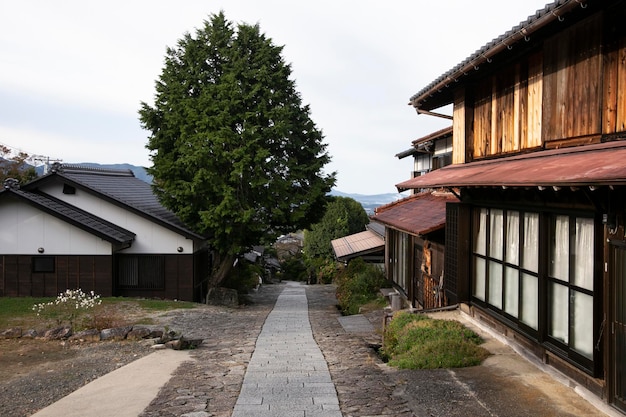 Photo streets and traditional japanese houses at magome juku town along the nakasendo trail in kiso valley