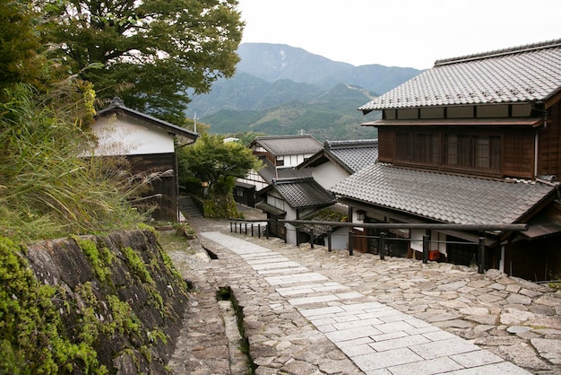 Photo streets and traditional japanese houses at magome juku town along the nakasendo trail in kiso valley