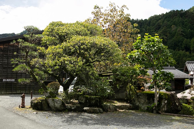 Photo streets and traditional japanese houses at magome juku town along the nakasendo trail in kiso valley