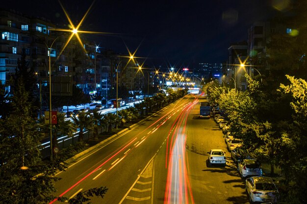 Foto strade della città turca di sanliurfa di notte con tracce di luci di auto.