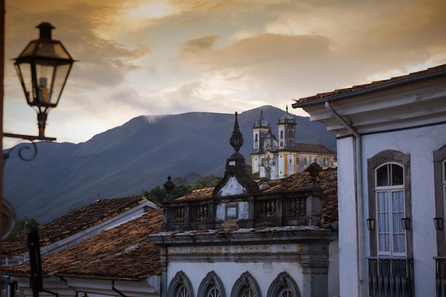 유명한 역사적 마을 Ouro Preto Minas Gerais Brazil의 거리와 교회의 전망