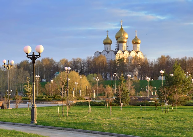 Strelka Park aan de oever van de rivier