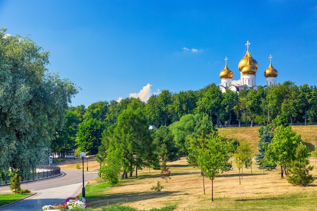 사진 여름에 strelka 공원과 가정 대성당 러시아에서 yaroslavl 도시 touristic 황금 반지