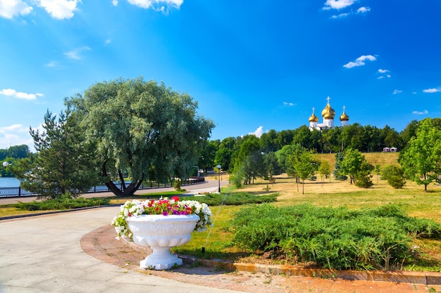 Strelka-park en veronderstellingskathedraal in de zomer yaroslavl-stad toeristische gouden ring in rusland